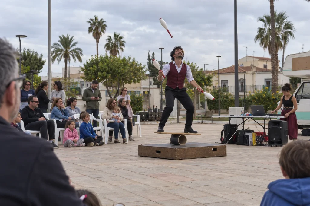 Malabarista en plaza municipal de Valencia